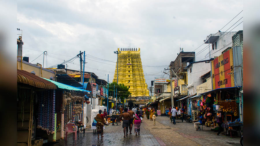 One of Ramanathaswamy Temple’s towering gateways
