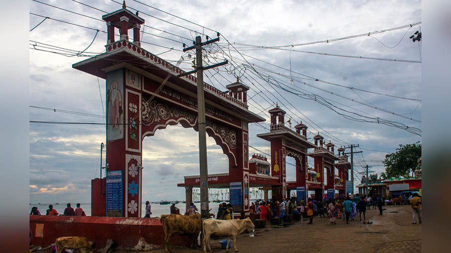  Gateways leading to the beach and sea at Rameswaram, where devotees take a dip