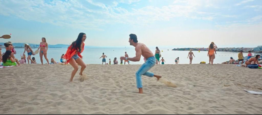 Costume designer Samidha Wagnoo wanted the two leads to look young and energetic in the music video.  