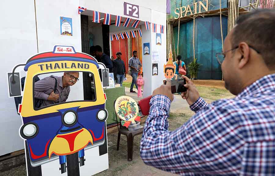 Thailand promises to make its first appearance at the Book Fair a memorable one. The Thai Corner is hard to miss with the larger-than-life photo-op props and cut-outs at the entrance. The space is decorated with books for browsing, photo booth, travel brochures; visa enquiries and free e-books. Regular activities include Learn Thai, Rupphapb Match (photo match), Memory Games, Thailand Quiz and Jaab Khu (pairing game).  