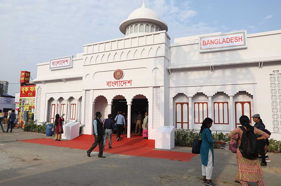 Like every year, the Bangladesh pavilion hosts stalls by publishers from the country. Bangladesh Day will be celebrated on February 4 at the Boimela Prangan with literary discussions taking place between authors from epar Bangla and opar Bangla. 