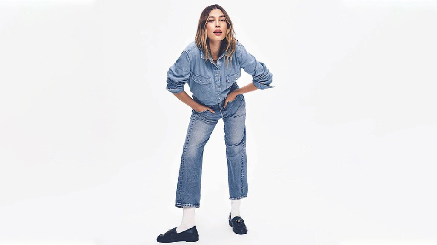 Is there anything more comfortable than your favourite pair of denims? If you’ve been wondering if denim on denim is a good look, take#inspo from Hailey Beiber to slay. Complete the look with soft curls like Hailey or a loose braid, and complete the look with soft curls, plain white socks and black formal shoes 