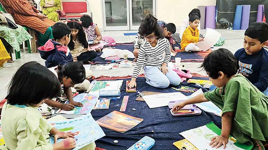 DA Block residents, from toddlers to senior citizens, spent an evening of fun and frolic on Saraswati Puja on January 26. A painting competition was arranged for children in two age groups, ranging from four to eight and nine to 12 years. The subjects they painted were varied — a garden to one’s family, the seaside to sights of the winter season. The community centre came alive with the presence of the little artists at work. All the children were handed small tokens of encouragement. Another competition was held for the ladies who had to string a garland within a minute. Some proved to be experts while some looked quite shaky.
