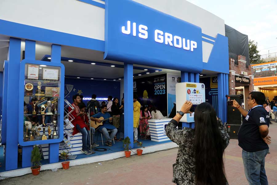 JIS Group has several educational institutes under them, including JIS College of Engineering, Narula Institute of Technology, Guru Nanak Institute of Hotel Management and JIS University. Students from each of the institutes are involved in the management of the JIS booth at the book fair. They engage the visitors with live music jamming, games and other fun activities which begin from 4 pm onwards every day