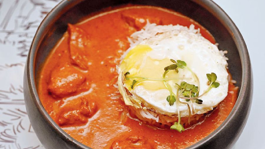 Railway Chicken Curry: Indian spices and coconut form the base of this luscious chicken gravy that is served with a choice of rice or garlic naan