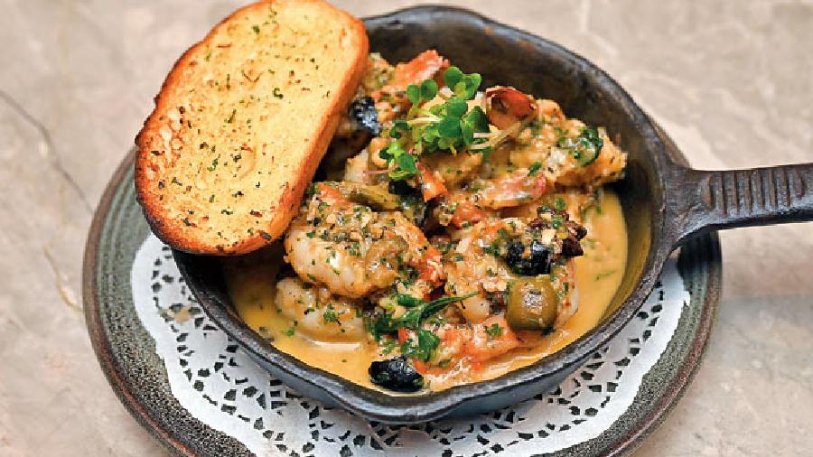 Gambas Caliente: Juicy tiger prawns are smothered in a sauce containing olives, cherry tomatoes, star anise and paprika. It is served with a garlic toast on the side that you can use to soak up the flavour-packed sauce.