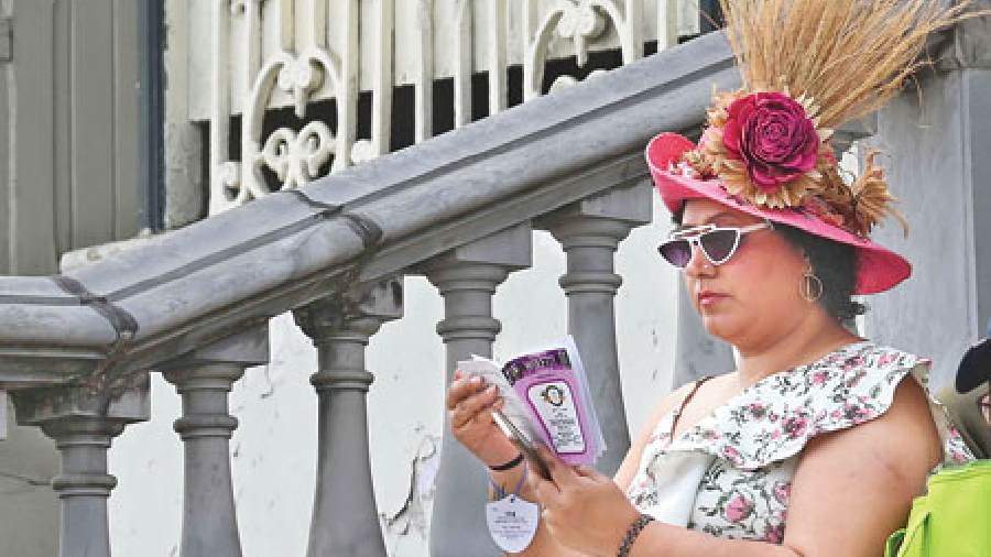 We spotted this flamboyant hat and its engrossed owner at the stands. The pop of pink complemented by the muted beige accents made for a striking accessory