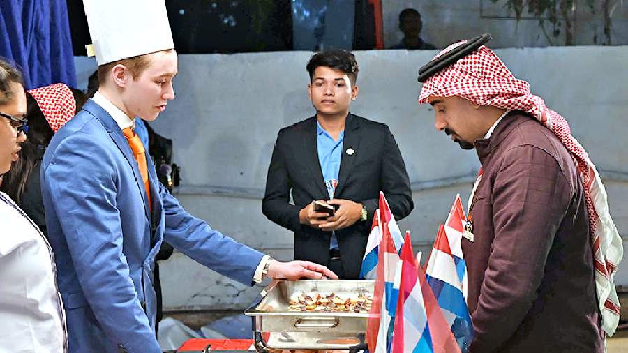 The United World of Young Chefs event was a warm and joyous one where people from different nations greeted each other and tasted dishes from various countries all over the world. The t2 camera captured a Saudi Arabian guest tasting food from the Netherlands counter.