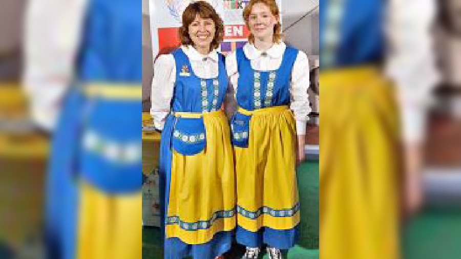 Carla Rye (right) with her mentor Cajsa Rye in Sweden’s national dress served meatballs in gravy. “We are so excited to be a part of this grand celebration of food. And coming to Bengal is a treat to the eyes, there is so much to see here,” said Carla.