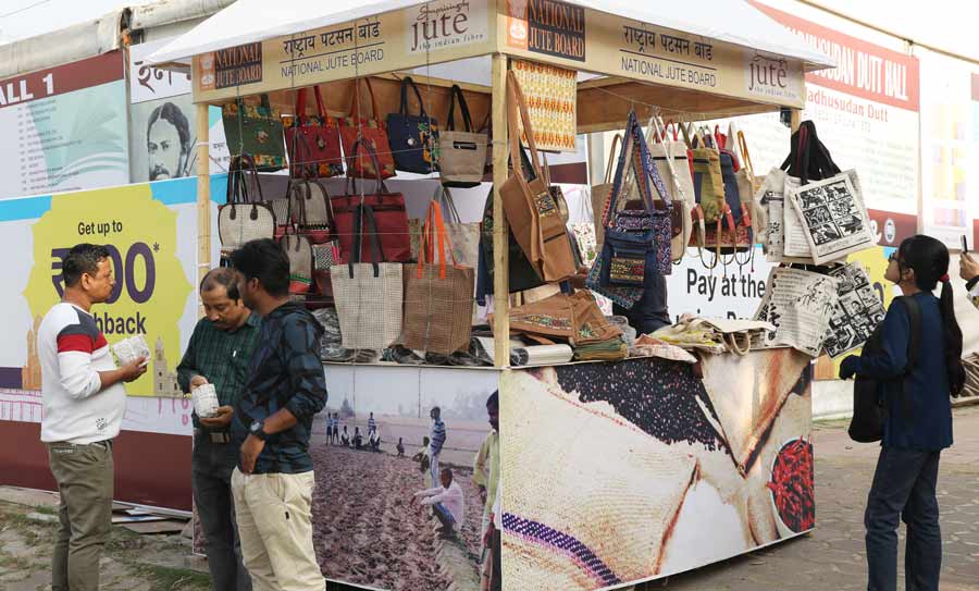 Did you get yourself too many books and not enough bags to carry them around? Check out the jute bag stall at ‘boimela.’ Set up by the National Jute Board, the stall promotes the idea of an eco-friendly Book Fair while giving an opportunity of displaying and selling sustainable products to several enterprises 