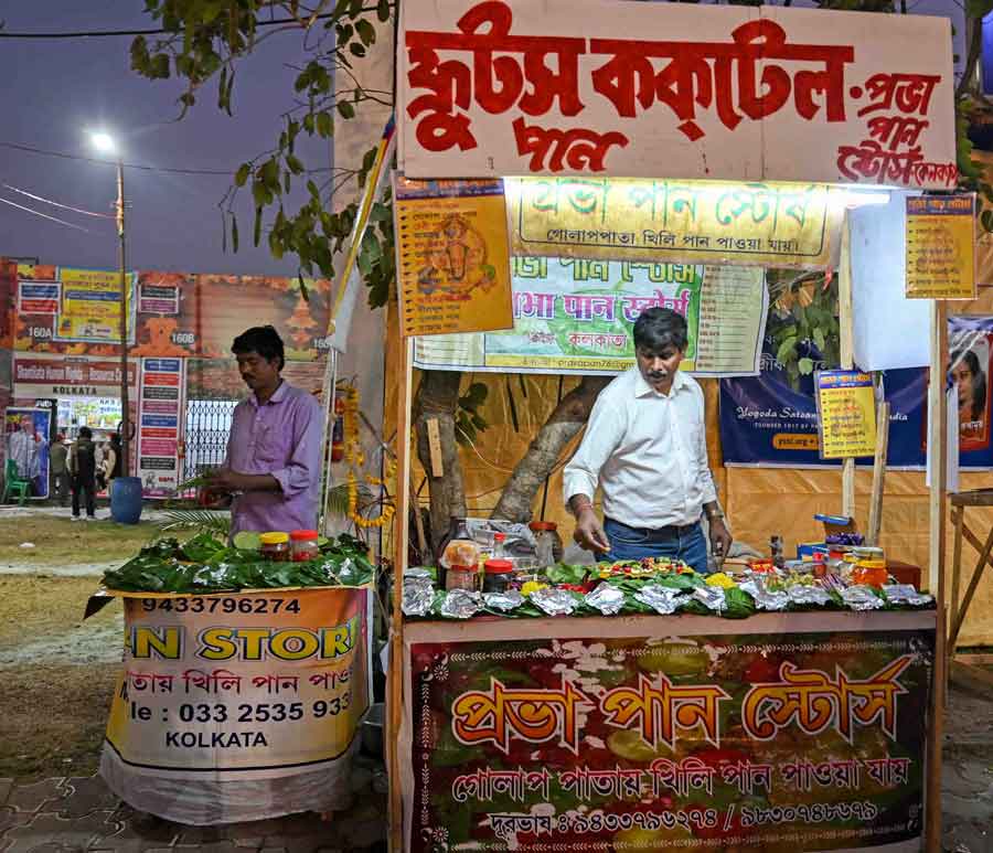 Have a ‘khaike paan Benaras wala’ moment at Prava Paan Stores. Visitors can enjoy over 20 varieties of ‘paan’ — which include ‘golap bhog paan’, cherry ‘paan’, ‘aamsotto paan’, ‘rosomalai paan, Ice Cream ‘paan’ and more — at this quaint little stall
