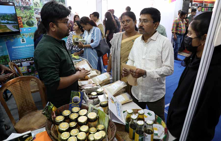 As winter slips away, stock up on natural honey and ‘gur’ from Badabon Harvest. The enterprise aims to empower traditional labourers who work hard to bring unprocessed forest products to the buyers