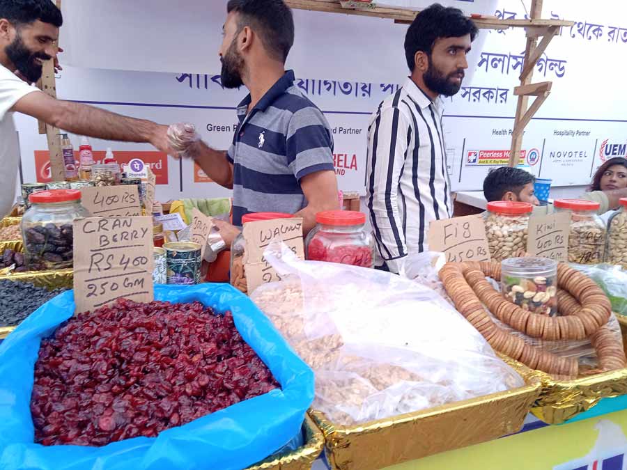 If you are a tea lover, then don’t miss out on the Kashmiri Kahwa stall opposite the SBI auditorium at the Book Fair. Enjoy saffron-infused hot tea and take home plenty of dry fruits like cranberries, walnuts and almonds