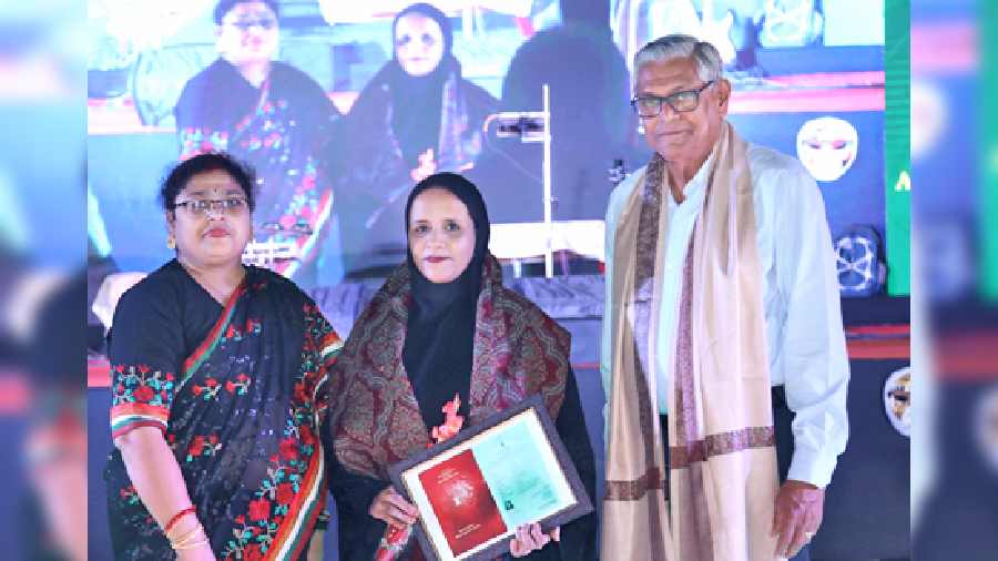 Shazia Anis (centre), associate life member of SJCOBA, received the honorary award and posed with Nupur Majumdar (left), first associate life member and Br. Adolph Pinto, principal of St. Joseph’s College.