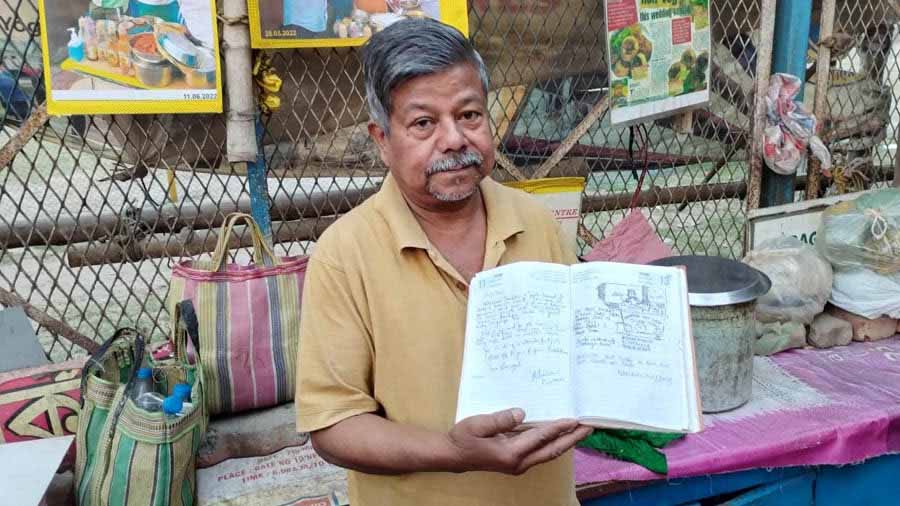 Dilip da at his Vivekananda Park stall, with his diary of messages scribbled in multiple languages by well-fed patrons