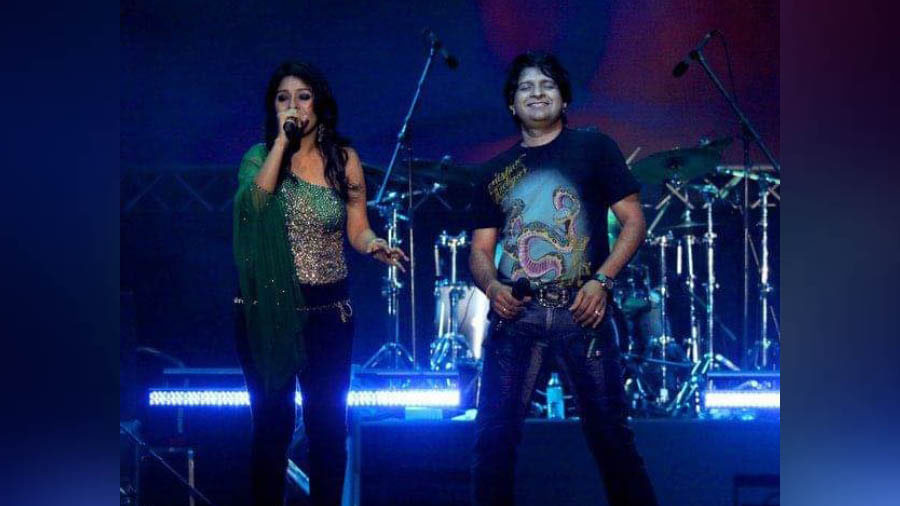 'I used to go insane with KK on stage and I will never forget the few shows we have done together,' says Sunidhi