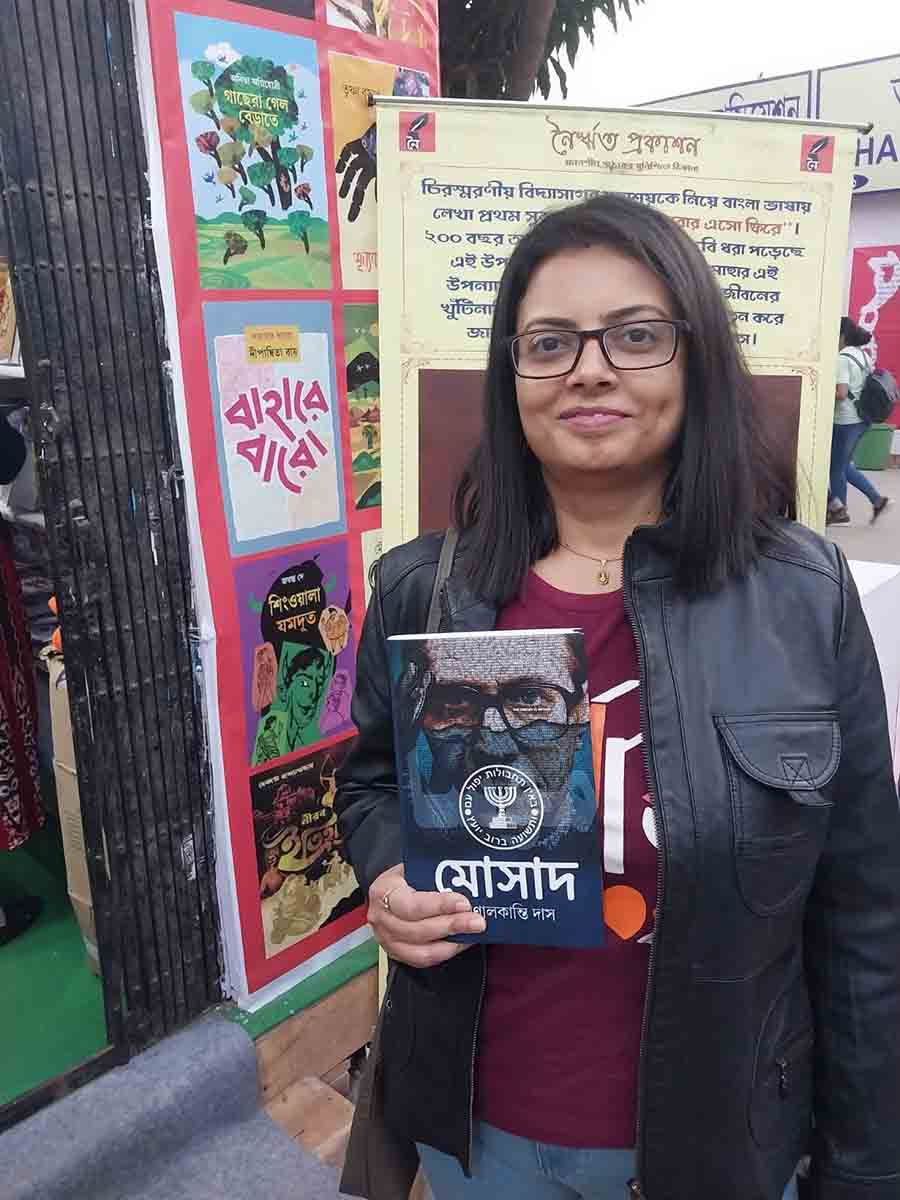 As soon as Surva Chakraborty, an IT professional, arrived in Kolkata from Bangalore, she rushed to breathe in the air of the Boi Mela. She said, ‘These events are essential, as it makes everyone come out of their house and spend time together in search of stories that interest them’