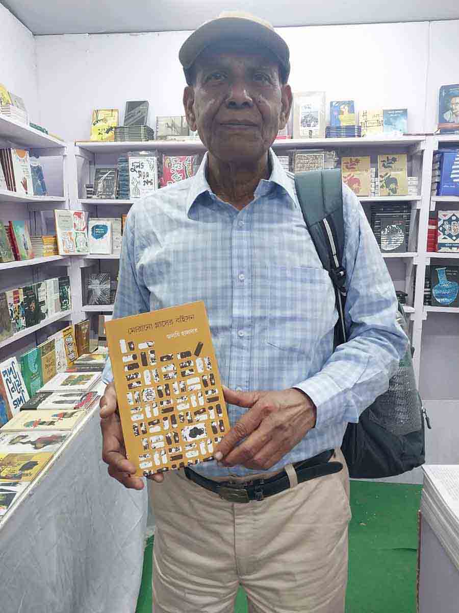 In his 60s, poet Jaladhi Halder describes himself as someone who is continuously surprised by the melody of words. He said, ‘I keep visiting Boi Mela in search of books that are difficult to find in College Street.’ Highlighting the significance of reading, he said, ‘Without books, a man stops growing, and starts losing one the greatest joys of life. Seeing youngsters visit such events is exciting’
