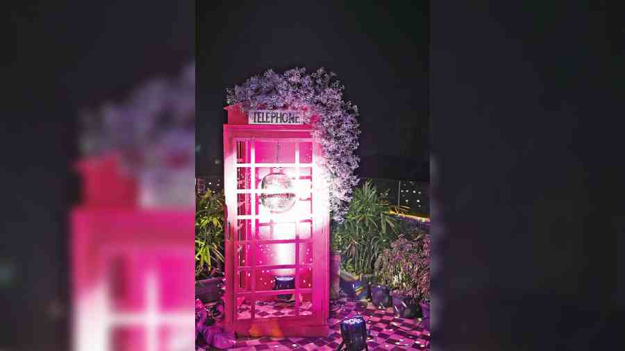 The pink telephone booth with disco light served as a photo spot for everyone, with the beautiful Victoria Memorial on the horizon as a stunning backdrop.