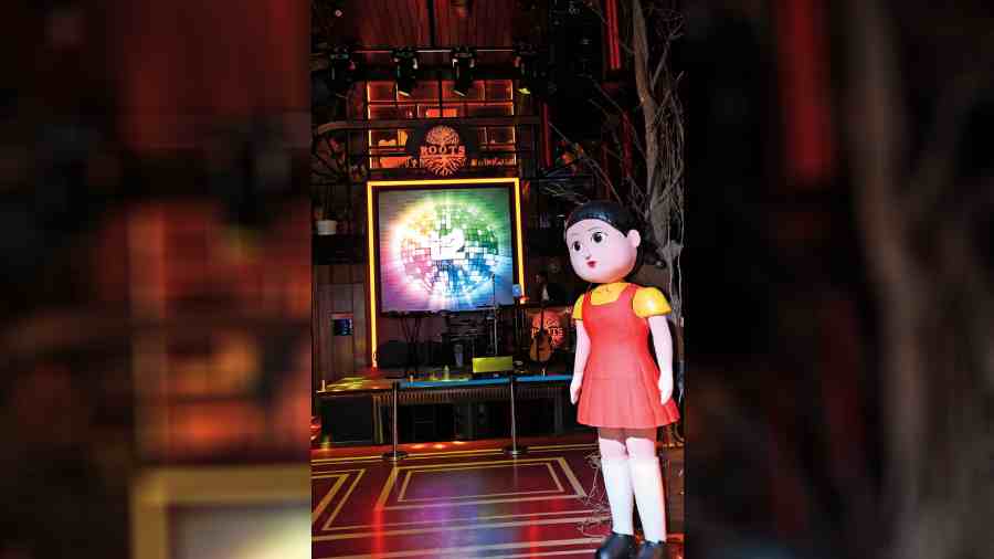 Red light... green light... who can forget the doll in Squid Game? Made out of styrofoam, plaster of paris and spray paint, this 10ft giant doll kept her eyes on the party peeps.