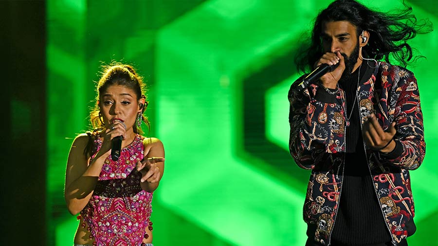 Beatboxer DVK set the stage on fire with Sunidhi (left)