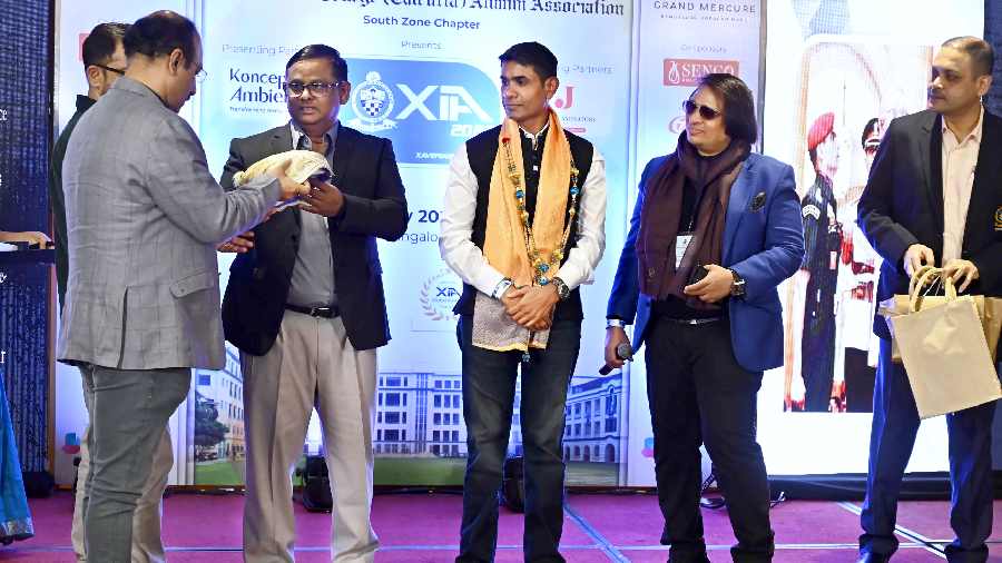 Guest of honour, Major Pradeep Shoury Arya, IRS, Additional Income Tax Commissioner, Bangalore and recipient of the Shaurya Chakra being felicitated.