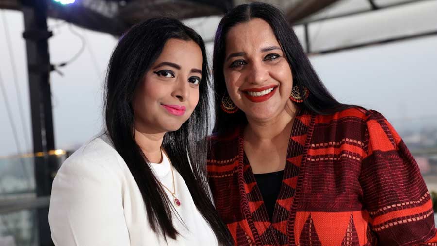 The hosts of Wine Lover’s Circle — theatre personality, actor and director Ramanjit Kaur (right) and Anamika Sengupta, co-partner of What’s Up! Cafe (What’s Up Ltd) — pose for the camera. The rooftop of the three-tiered restaurant was dressed up in white with the gentle touch of the evening breeze and the setting sun as backdrop. “White immediately transports one to the French and Italian countryside,” said Kaur