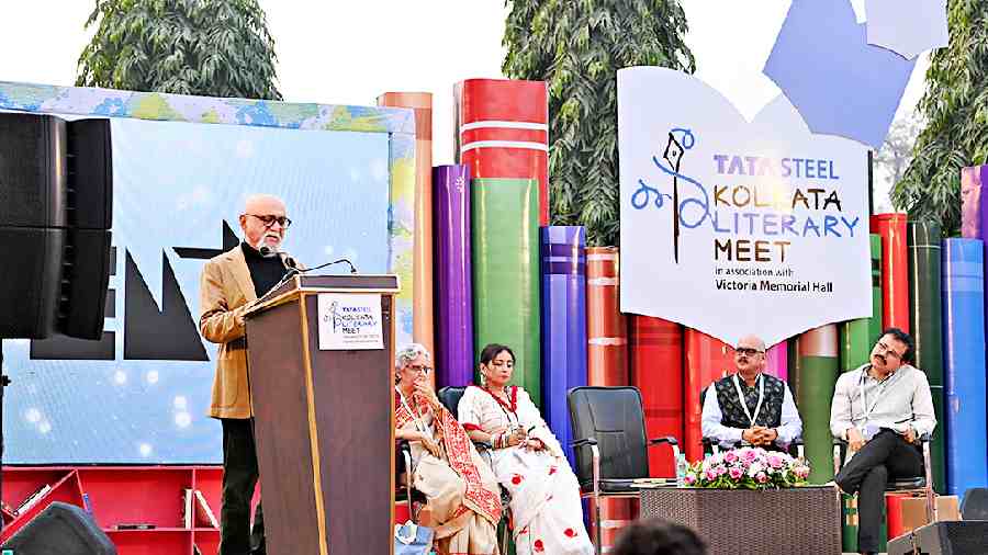 This poetry session saw Pritish Nandy, Divya Dutta, Mritunjay K. Singh, Yatish Kumar and Sudha Arora add romanticism to the air with their poetry. While Dutta read a poem written during the lockdown, Arora enamoured everyone with her popular poem Rahogi Tum Wahi. Hindi Sahitya Ka Sheher Kalkatta followed the poetry sessions and discussed how Bengal acted as a fertile land for Hindi writers. 