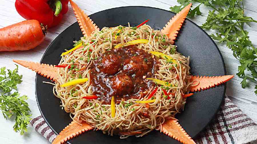 Enjoy Calcutta Tangra-style Chinese food with their Chicken Hakka Chowmein paired with crispy fried Chicken Manchurian.