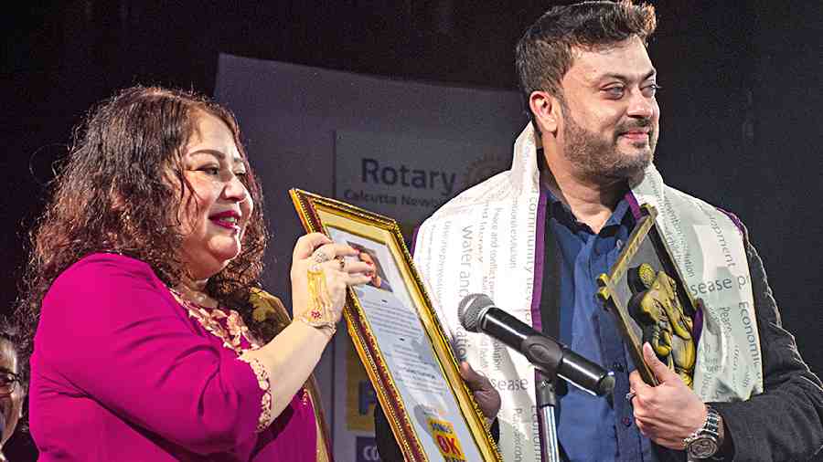 Madhumita Chatterjee felicitated guest of honour Shaheb Chattopadhyay for his outstanding contribution to society