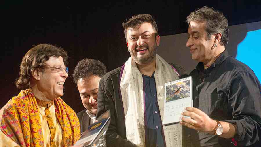 (L-R) Pt Anindya Chatterjee, Shaheb Chattopadhyay and sarod player Rajeeb Chakraborty launched the club’s calendar.