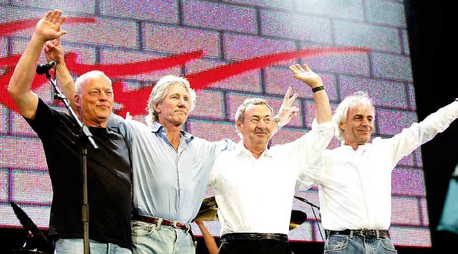 (L-R) David Gilmour, Roger Waters, Nick Mason and Richard Wright at the Live 8 reunion concert on July 2, 2005 in London, England