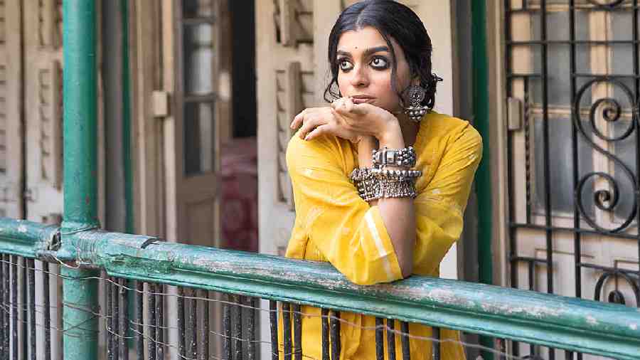 There is so much romance in this look which saw Kareema get into a yellow jamdani kurti from Bhomra Design Co that can double up as a dress. The red bindi and kohl eyes add to the charm. 
