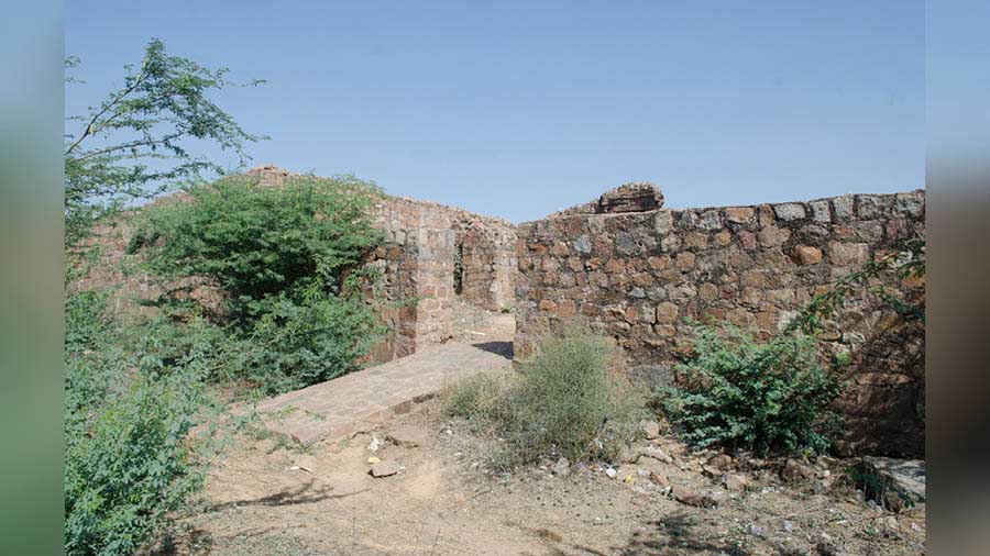 An entrance and walls of Nai ka Kot