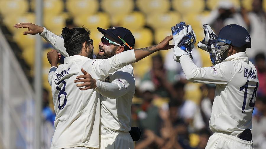  India's Ravindra Jadeja celebrates with teammates after dismissing Australia's Peter Handscomb as his fifth wicket during the 1st day of the 1st cricket test match between India and Australia at Vidharba Cricket Stadium, in Nagpur
