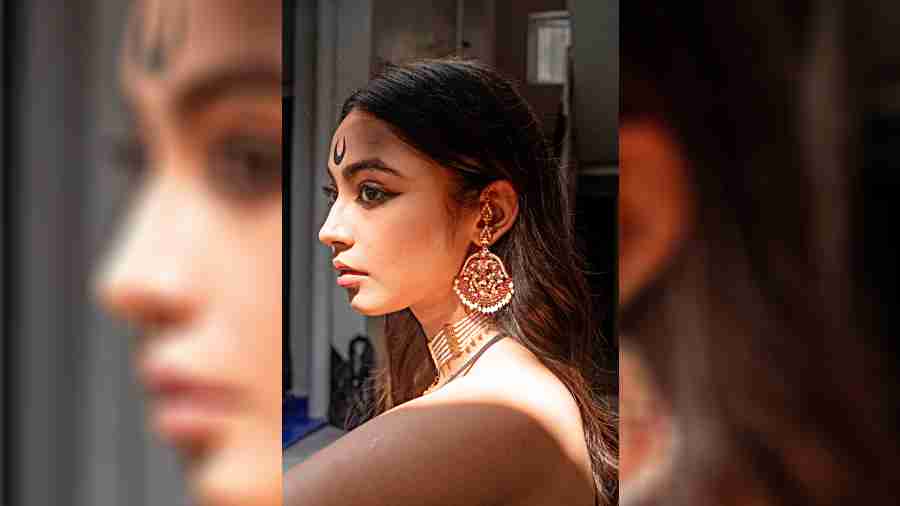 Diti is divinely charming in a jarowa-work fresh-water pearl choker and Abhishara Kaan-Tana. “The dark moon on her forehead signifies strong womanhood. Reviving our heritage patterns, the jarowa sets are reminiscent of the aristocratic pedigree that has formed the base of our Bengali culture,” says Monalisha.