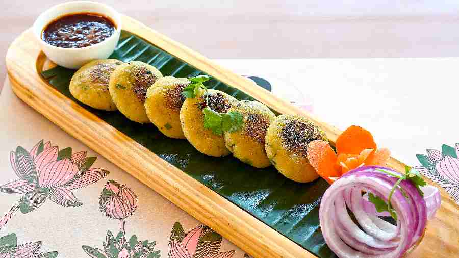 From the desi menu, this Chonk ki Tikki has potato tikkis filled with cheese and raisins and are shallow-fried, served with a tangy chutney