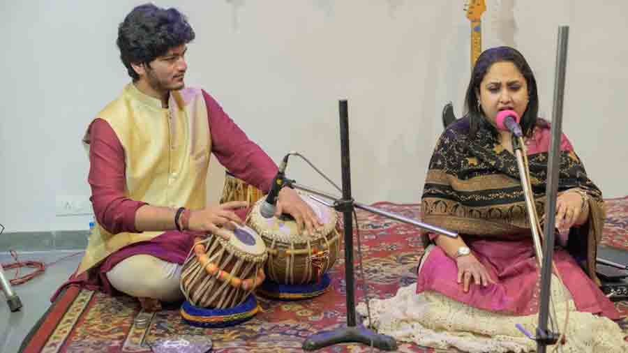 Soumyadeep Das and Piu Mukherjee performed a melodious rendition of the Saraswati Vandana in raag basant