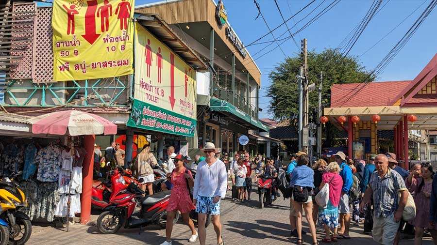 Na Baan bustles with tourists