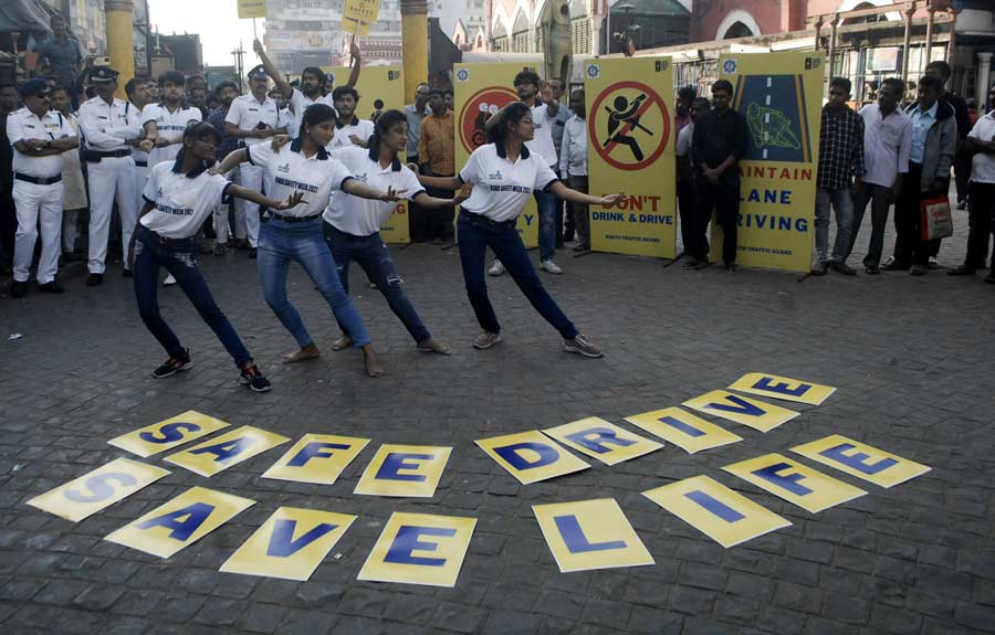 Kolkata Police’s South Traffic Guard conducted a “Safe Drive, Save Life” campaign on Friday at New Market. The campaign aimed at raising awareness regarding road safety