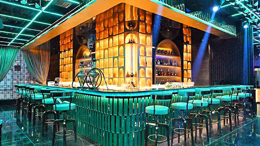 There is a 45 ft L-shaped bar that is long enough to save you from jostling. The bar boasts will churn out yum cocktails and shots that are not to be missed.