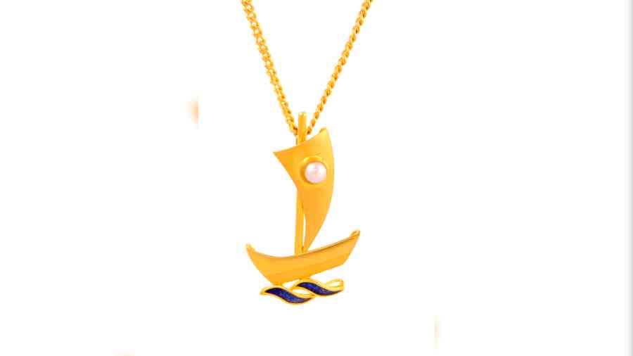 Gift this elegantly designed boat-themed 22karat gold pendant on a chain to your partner as you sail away with them on an eternal journey of love.