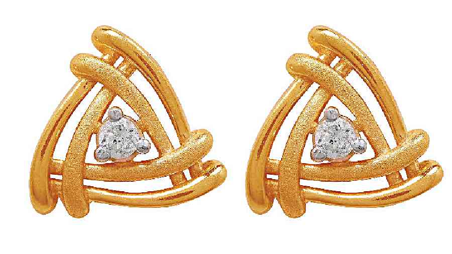 This pair of pretty diamond ear-tops in 18kt gold will add the right amount of dazzle to your Valentine’s Day look. Or gift it to a special someone and steal their heart!
