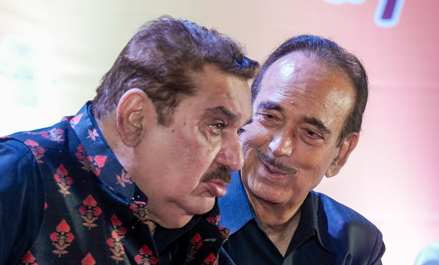 Bollywood actor Raza Murad with former Jammu and Kashmir chief minister Ghulam Nabi Azad during the 155th birth anniversary of professor Hakim Ajmal Khan and celebrations of World Unani Day in Kolkata on Saturday