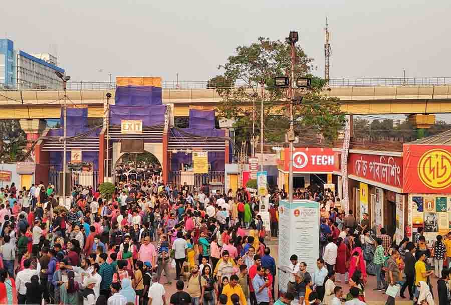 Book lovers thronged Boimela Prangan on the last day of the 46th international Kolkata Book Fair