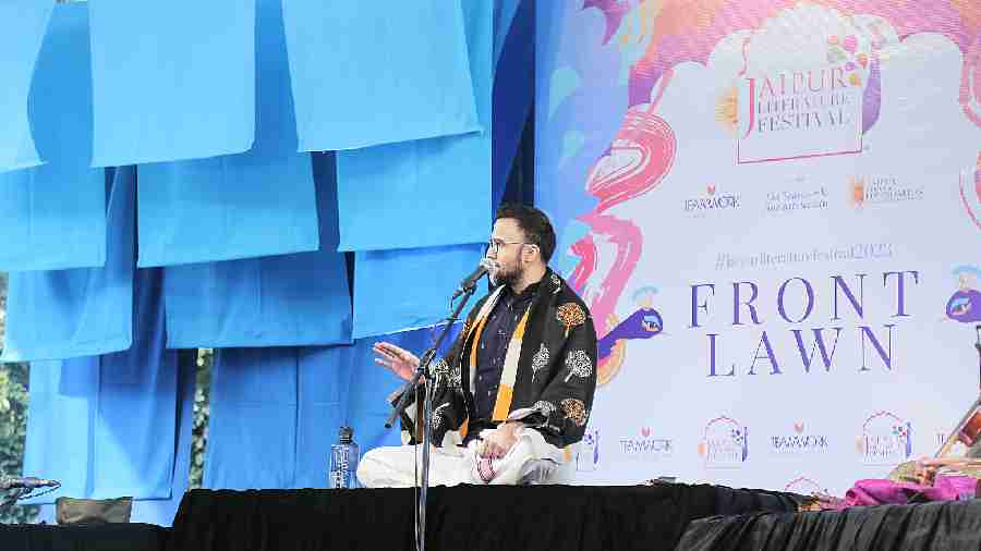 On all days, the festival began with Morning Music session by acclaimed musicians who gave the festival a musical start. Aditya Prakash (in picture) added melody to the air on Day 2.