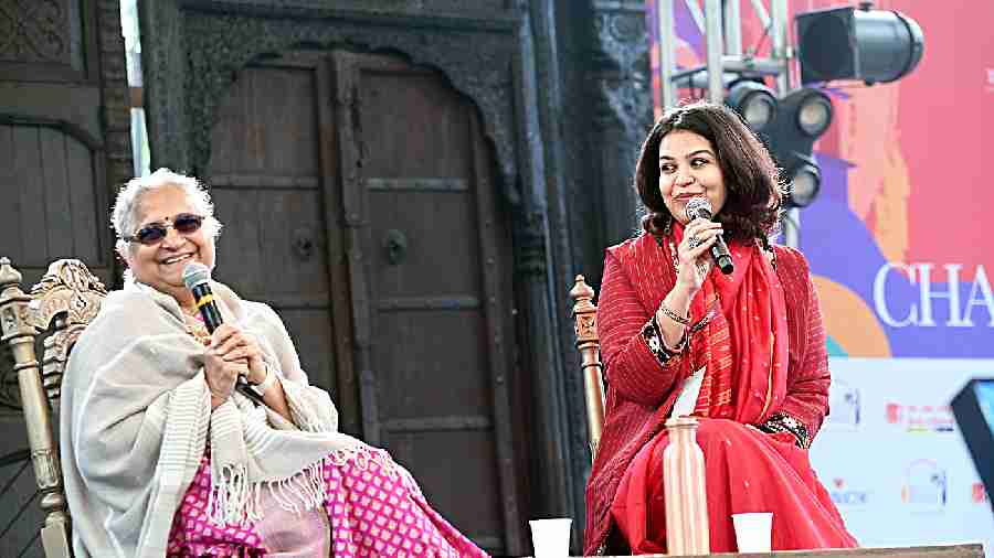 Philanthropist and writer Sudha Murty (Left) brought warmth to the festival with her unmatched candour and anecdotes from her life that inspired the hundreds who had gathered there. The session started off with Murty’s first publishing experience when she was 29, to the importance of her mother tongue, Kannada, and more. Murty encouraged all to dream big and fight all odds to achieve it.