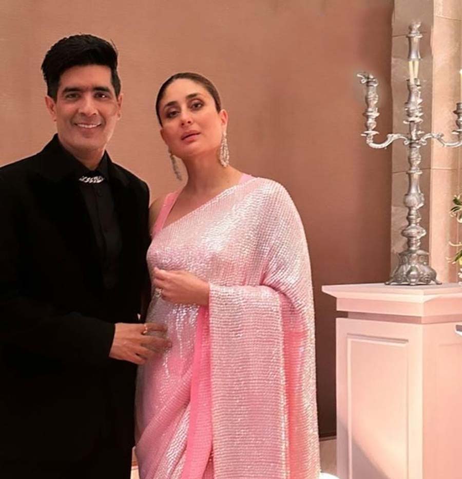 Kareena Kapoor struck a pose with Manish Malhotra whose ombre pink sari was Kareena’s pick for the evening. 