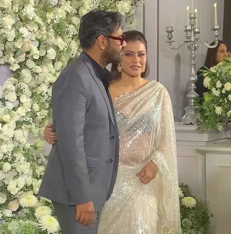 Kajol donned an ivory sari with a contrasting black blouse for the wedding reception. 