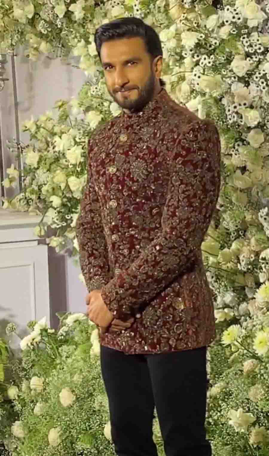 Ranveer Singh stole the show in a maroon kurta with golden embellishments. The actor paired it with simple black trousers. 